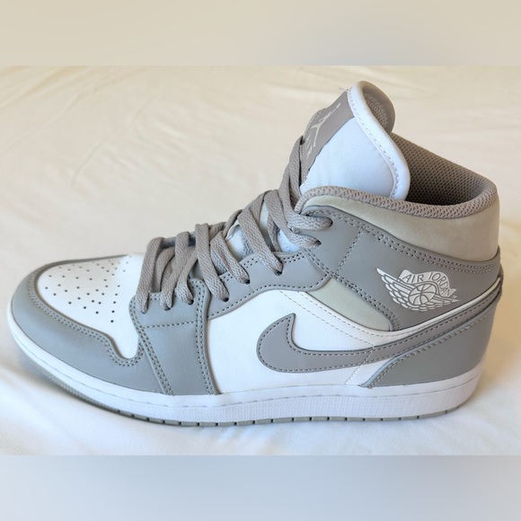Nike Air Jordan 1 Mid “Light Smoke Grey” Men’s 9 – Clean & Authentic - Picture 4 of 12